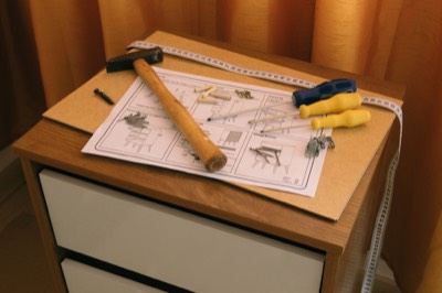 Monter un meuble — J'ai besoin d'aide pour des petits travaux