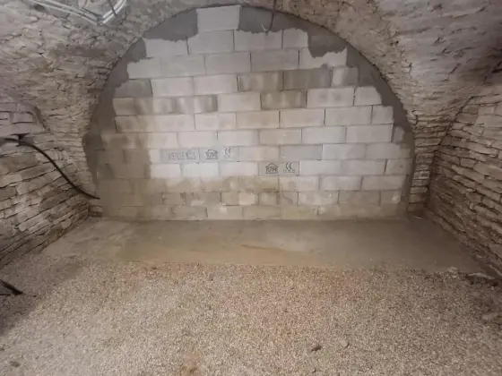 Construction d'un mur de soutènement. Disponible pour vos travaux de maçonnerie.