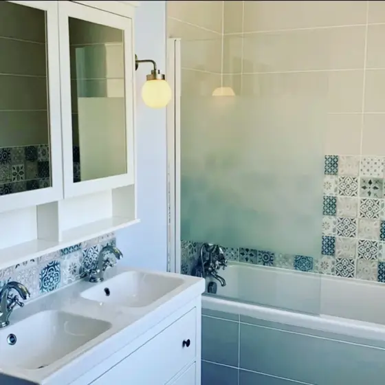  J’interviens pour la rénovation complète de salle de bain : dépose, plomberie, électricité, étanchéité, carrelage/faïence, pose de douche à l’italienne ou baignoire, meubles &amp; finitions. Devis gratuit et conseils sur le choix des matériaux. Intervention sur Nice et alentours.Besoin d’un devis ? 👉 Contactez-moi