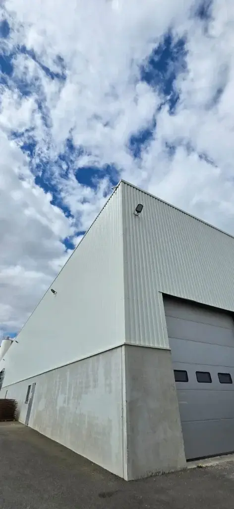 NEXUMPRO est une entreprise basée en Île-de-France spécialisée dans l'installation et la maintenance de solutions IoT. Nous sommes également équipés pour réaliser des travaux en hauteur, des travaux électriques, ainsi que des interventions dans le domaine des télécommunications, notamment le déploiement et la maintenance de la fibre optique.Forte de plusieurs années d'expérience, NEXUMPRO se distingue par son expertise technique, son engagement envers la sécurité et son approche innovante pour répondre aux besoins spécifiques de ses clients.Nos Services:A. Systèmes d'alarme :Installation et configuration : Alarmes intrusion pour maisons, commerces et industries.Maintenance : Vérification régulière et réparation des systèmes existants.Alarmes connectées : Solutions intégrées avec notifications sur smartphones.Alarmes techniques : Détection de gaz, inondations ou pannes électriques.B. Vidéosurveillance (CCTV) :Étude sur site et conception : Analyse des lieux à surveiller.Installation : Caméras IP, analogiques ou hybrides.Maintenance : Entretien régulier des équipements et mises à jour logicielles.Systèmes intelligents : Détection de mouvement, reconnaissance faciale, cloud sécurisé.C. Protection incendie :Détection : Détecteurs de fumée, chaleur et gaz.Extinction : Systèmes automatiques (sprinklers, CO2, etc.).Plans d’évacuation et signalisation : Conformes aux normes en vigueur.Maintenance : Contrôles périodiques des dispositifs.D. Contrôle d'accès :Solutions électroniques : Badges, claviers à codes, biométrie.Portes sécurisées : Portiques, tourniquets, serrures connectées.Logiciels de gestion : Suivi en temps réel et génération de rapports.Intégration : Couplage avec la vidéosurveillance.E. Télécoms &amp; Fibre Optique :Travaux de raccordement : Installation de la fibre optique en immeuble ou sur site industriel.Maintenance des réseaux : Diagnostic, réparation et optimisation des liaisons fibre.Interventions sur réseaux télécoms : Cuivre et fibre, en milieu urbain ou rural.Tests et mesures : Certification des lignes et contrôle qualité.F. Intégration des systèmes :Solutions globales : Plateformes unifiées combinant sécurité, vidéosurveillance, incendie et contrôle d’accès.Automatisation : Intégration avec la domotique (éclairage, climatisation, etc.).G. Services complémentaires :Audit de sécurité : Analyse des risques et recommandations.Formation : Sensibilisation des utilisateurs aux systèmes mis en place.